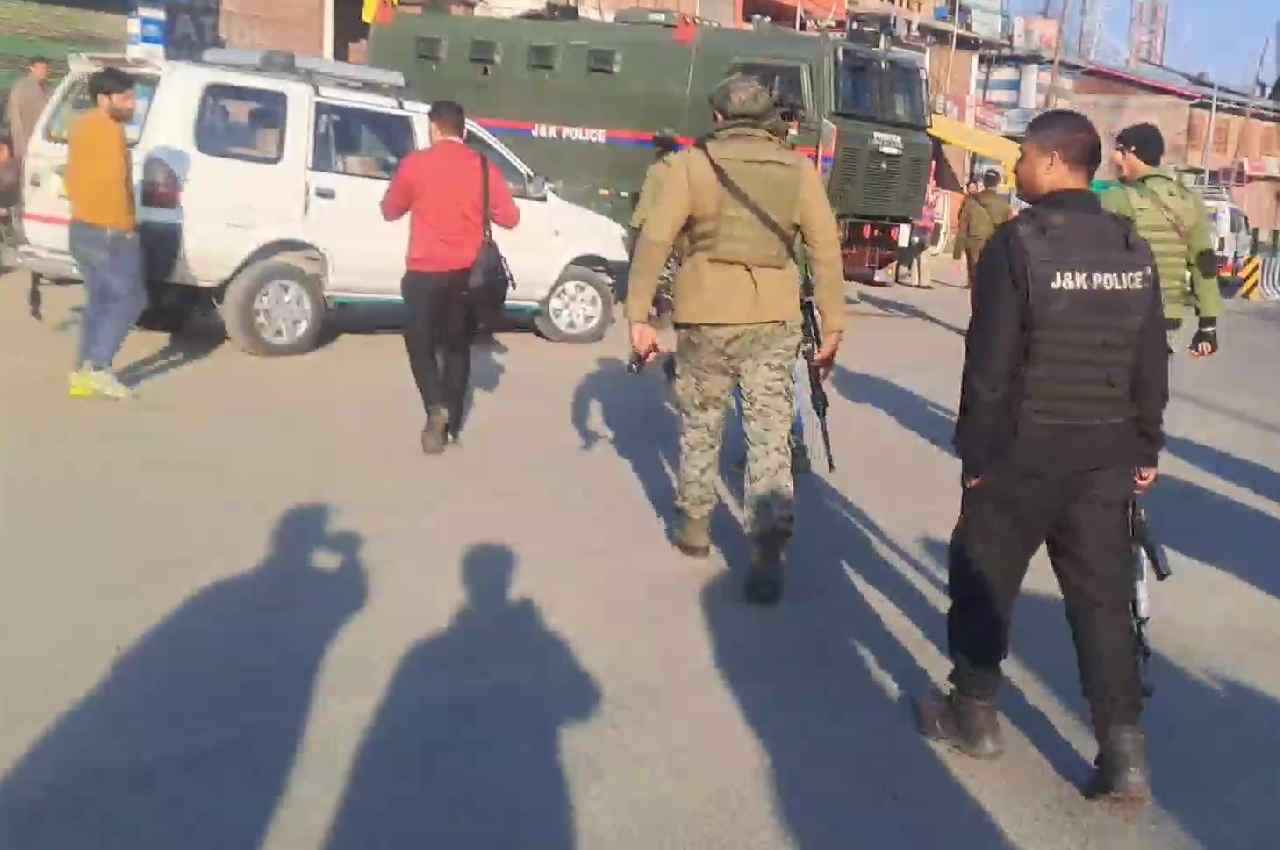 Terror Funding Case: जम्मू-कश्मीर में कई जगहों पर NIA की छापेमारी, संदिग्धों के घर तलाशी जारी