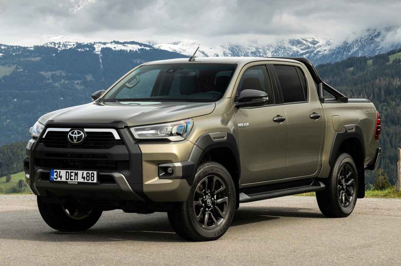 Toyota की इस कार के आगे Fortuner भी फेल, लॉन्ग ड्राइव और ऑफरोडिंग के लिए है सबसे बेस्ट