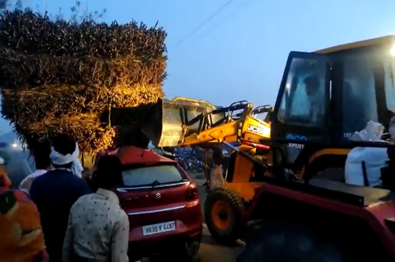 UP News: accident in Badaun, Uttar Pradesh; car rammed into trolley, husband-wife and baby died