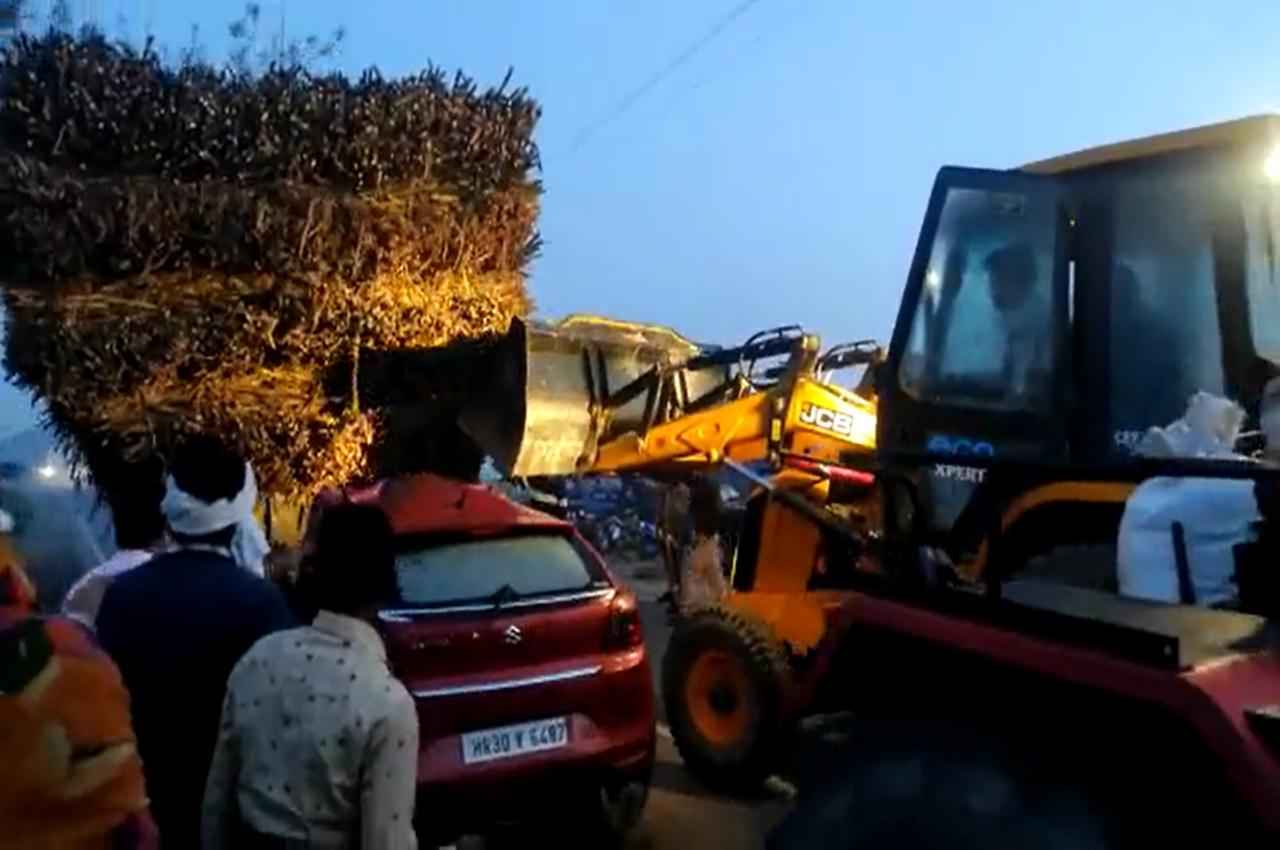 UP News, Badaun News, UP News: accident in Badaun, Uttar Pradesh; car rammed into trolley, husband-wife and baby died