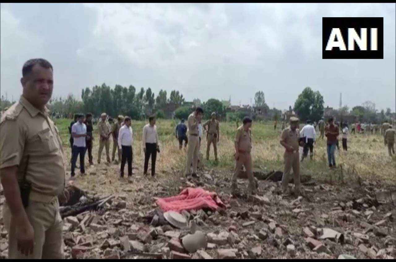 Breaking News: यूपी के बुलंदशहर में पटाखे बनाते समय घर में धमाका, 5 लोगों की मौत