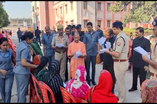 UP News: CM Yogi's public court in Gorakhpur; 700 complainants, strict instructions to officers