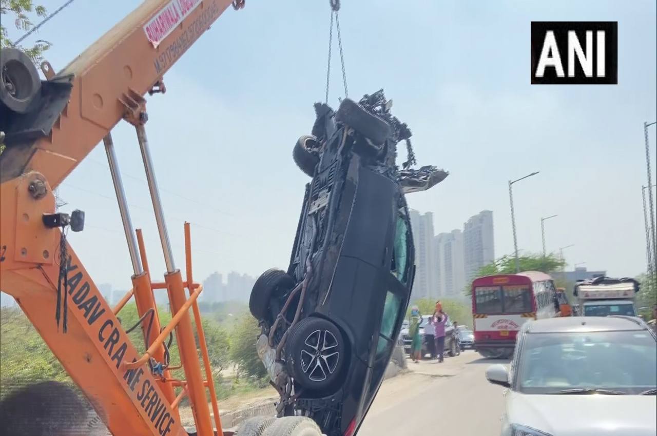 UP News: accident on Greater Noida Expressway, Mercedes car fell in underpass after collision with roadways