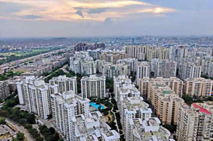 UP News: More than 24 thousand flats stuck in Noida, Rs 4732.51 crore outstanding on builders