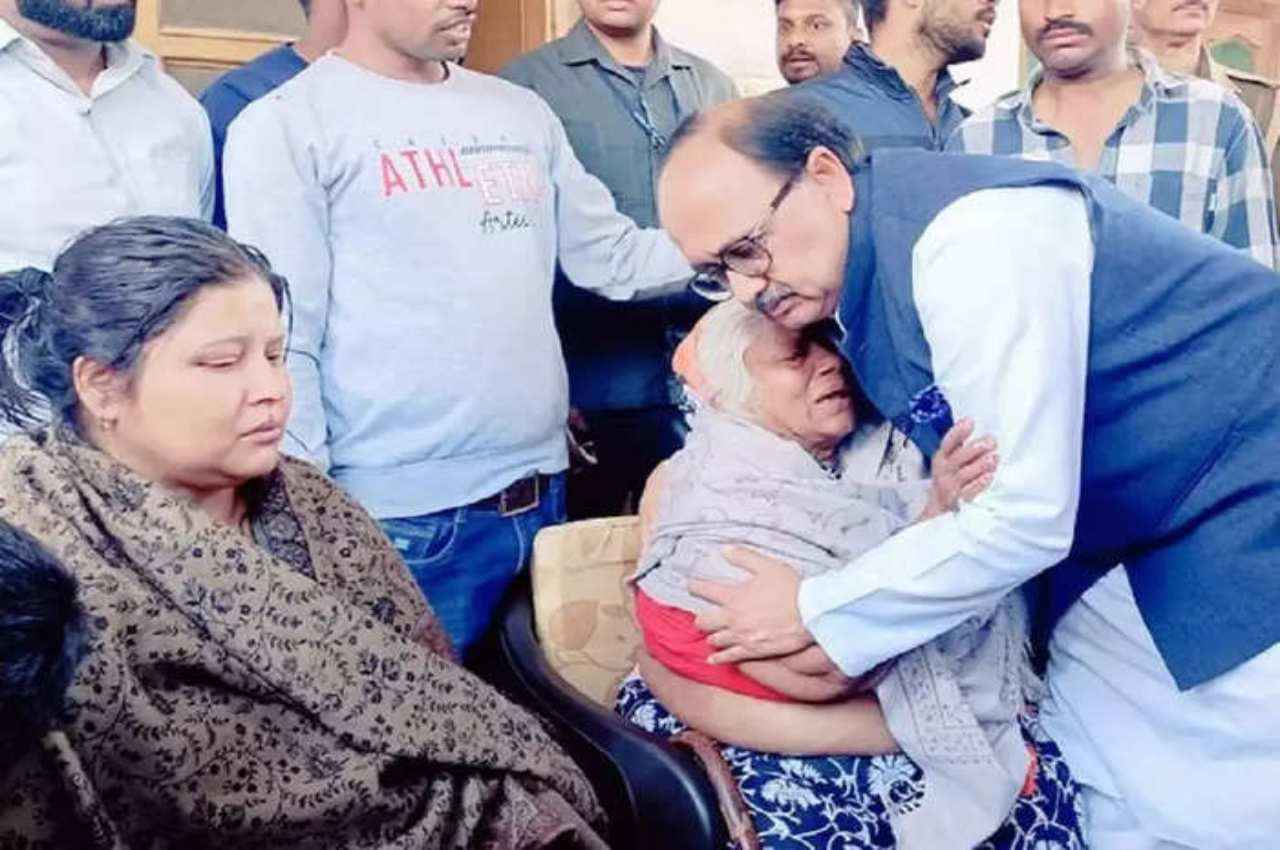 उमेश पाल की मां का बड़ा बयान, बोलीं- हमें CM योगी की बात पर भरोसा है, उन्हें जरूर मिट्टी में मिला देंगे...