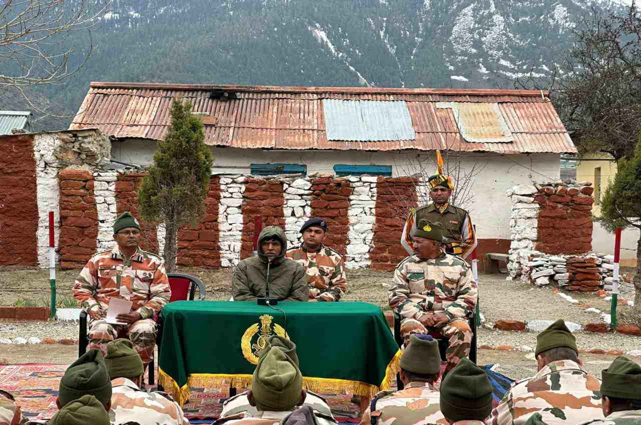 Uttarakhand News: चमोली के ITBP बेस कैंप पहुंचे केंद्रीय स्वास्थ्य मंत्री मंडाविया, बोले- आप लोग बहादुरी के प्रतीक