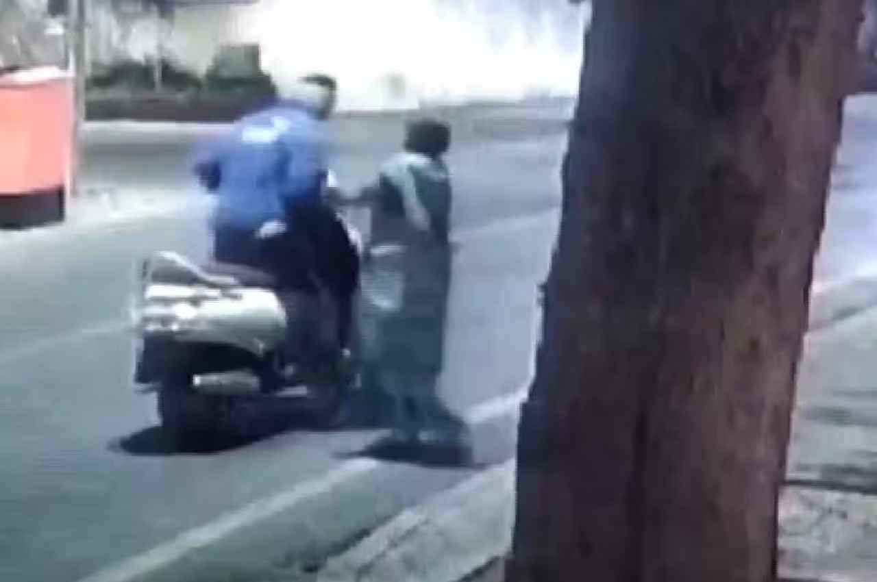 Viral Video, Ten Year Old Girl, Foils Attempt To Snatch Chain, Pune Viral Video, bike borne man, chain snatch on street
