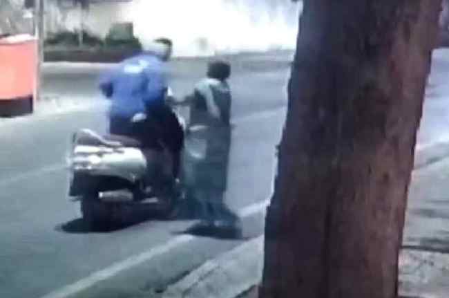 Viral Video Viral Video, Ten Year Old Girl, Foils Attempt To Snatch Chain, Pune Viral Video, bike borne man, chain snatch on street