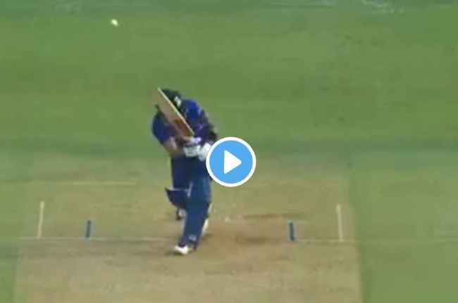 Virat Kohli lbw Mitchell Starc