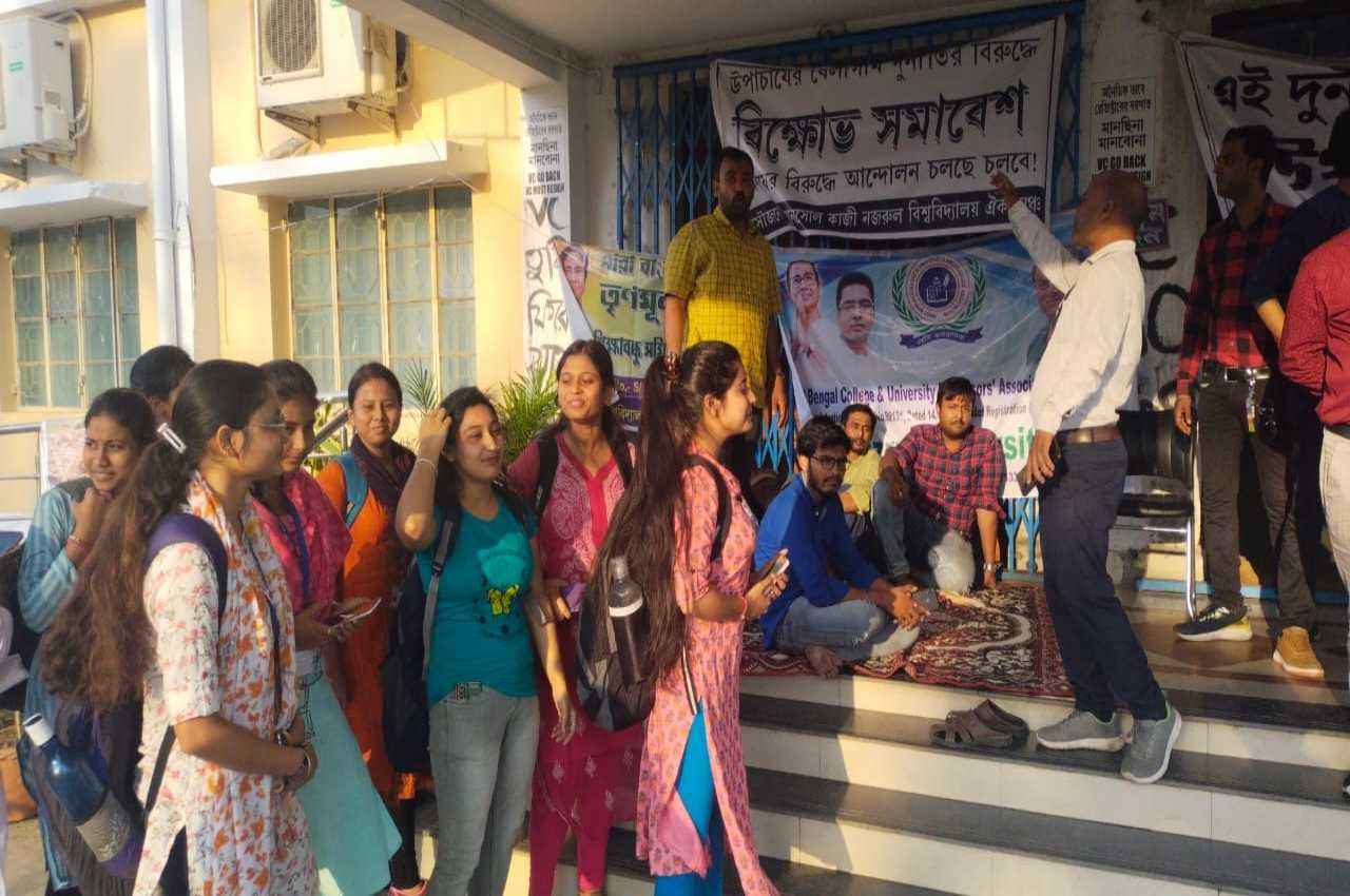 West Bengal News: काजी नजरूल यूनिवर्सिटी बनी अखाड़ा; VC के खिलाफ धरने पर बैठे रजिस्ट्रार, मामला पहुंचा कोलकाता HC