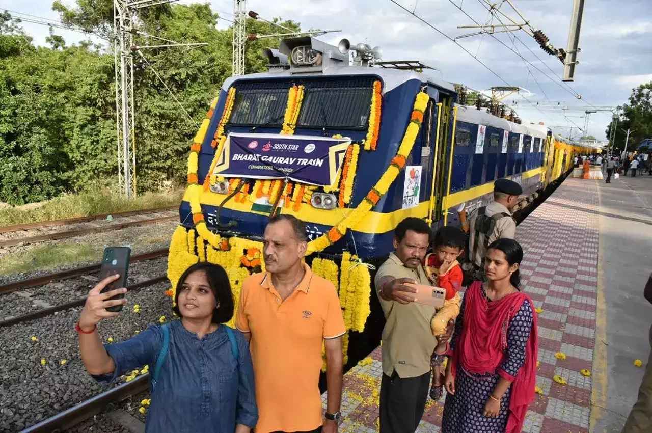 IRCTC's Unique Offer: कैसे एक पूरा कोच या ट्रेन बुक कर सकते हैं? अतिरिक्त शुल्क से भी बचेंगे, जानें
