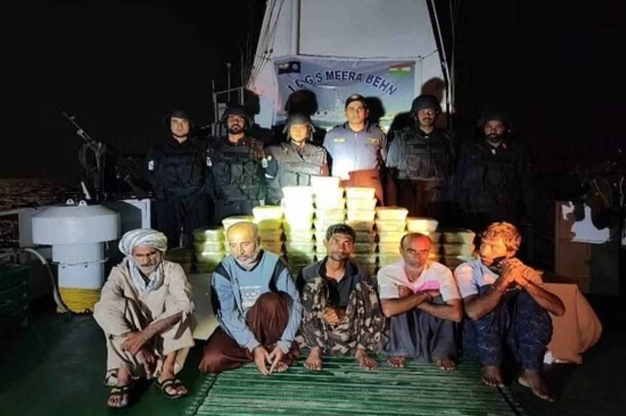 Gujarat: कोस्ट गार्ड और ATS ने मिलकर पकड़ी ईरानी नाव, 425 करोड़ की 61 किलो ड्रग्स बरामद