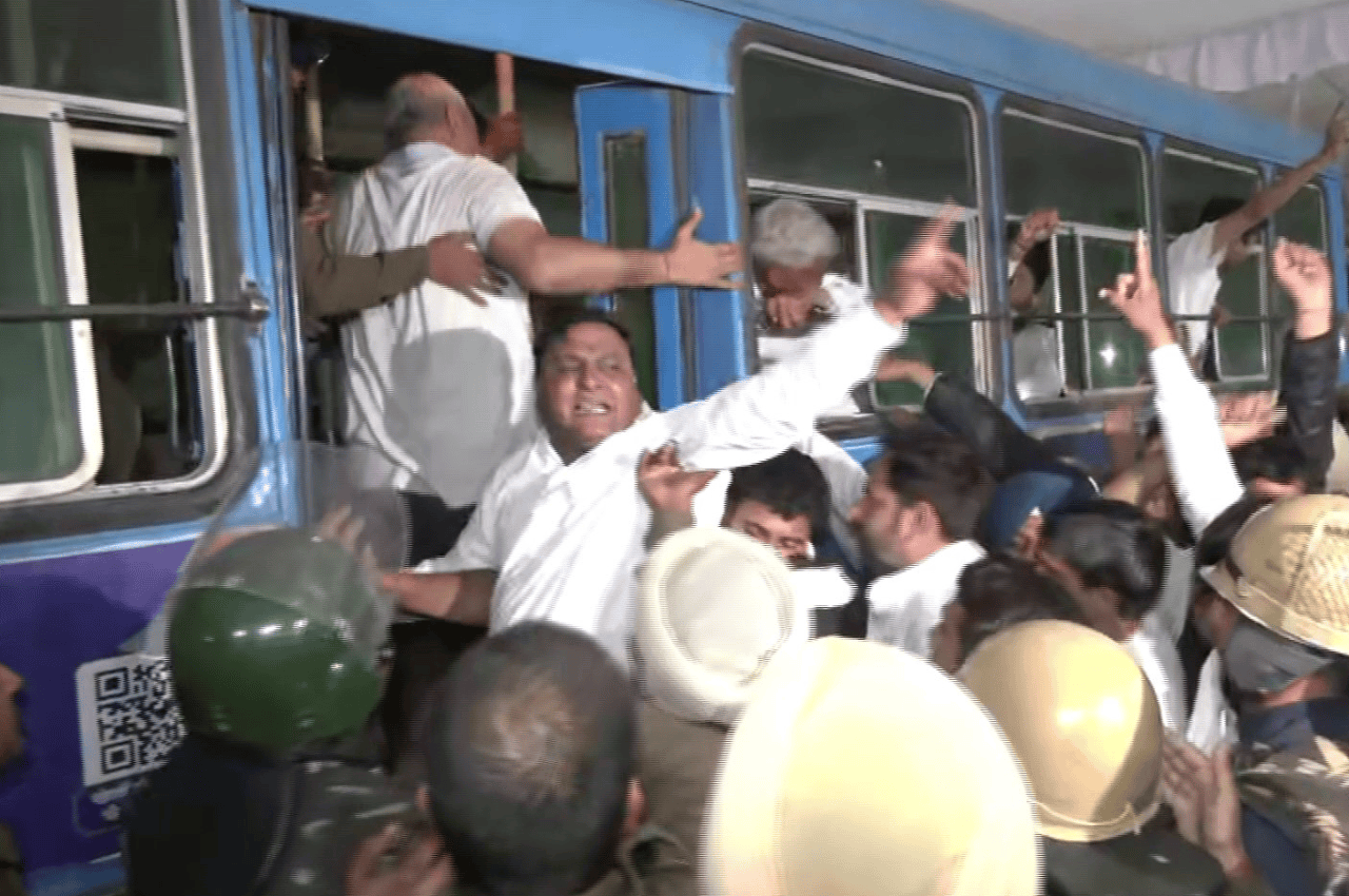 Haryana: ई-टेंडरिंग का विरोध कर रहे सरपंचों को जबरन हटाया, कई हिरासत में, प्रदर्शनकारी ने कहा- दम होता तो दिन में उठाते