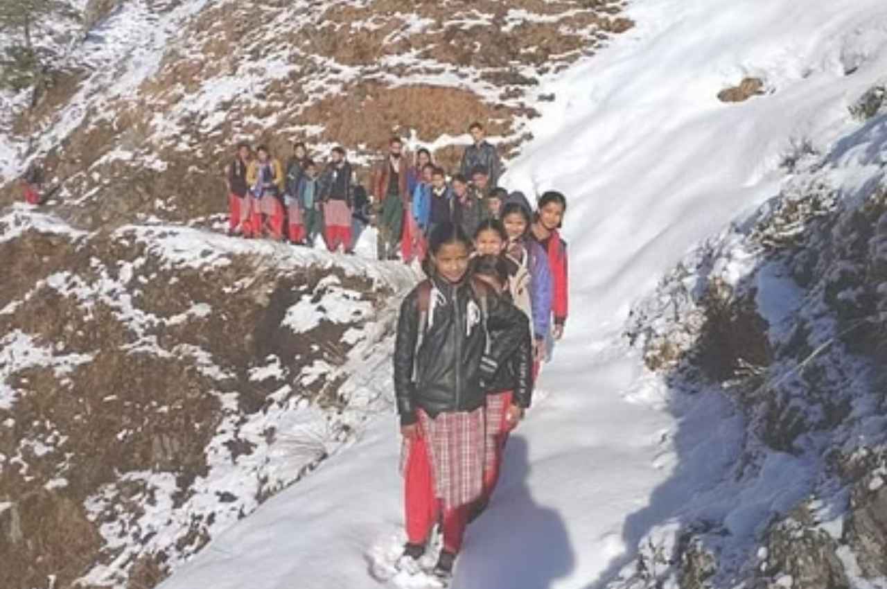 Himachal Pradesh: ऊंचे इलाकों में बर्फबारी, स्कूलों में 4 अप्रैल तक छुट्टियां