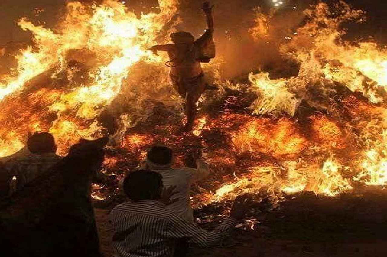 Holi 2023: यहां जलती होली में कूद जाता है पुजारी, बाल भी बांका नहीं होता, हैरान रह जाते हैं देखने वाले
