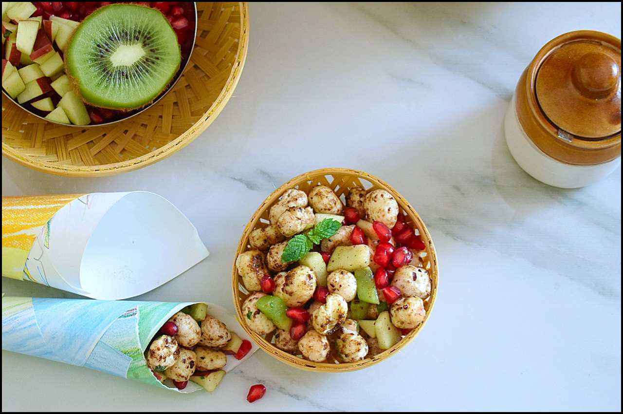 Makhana Chaat: करना है लाइट ब्रेकफास्ट? तो ट्राई करें मखाना चाट रेसिपी