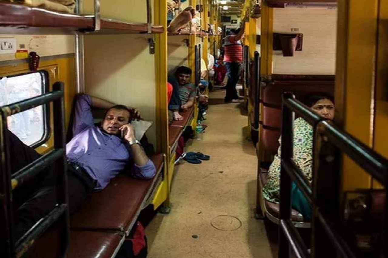 Night Sleeping Rule in Train: भारतीय रेलवे ने ट्रेन में सोने के संबंध में ये नए नियम जारी किए, जल्दी जानें नहीं तो होगी सजा!