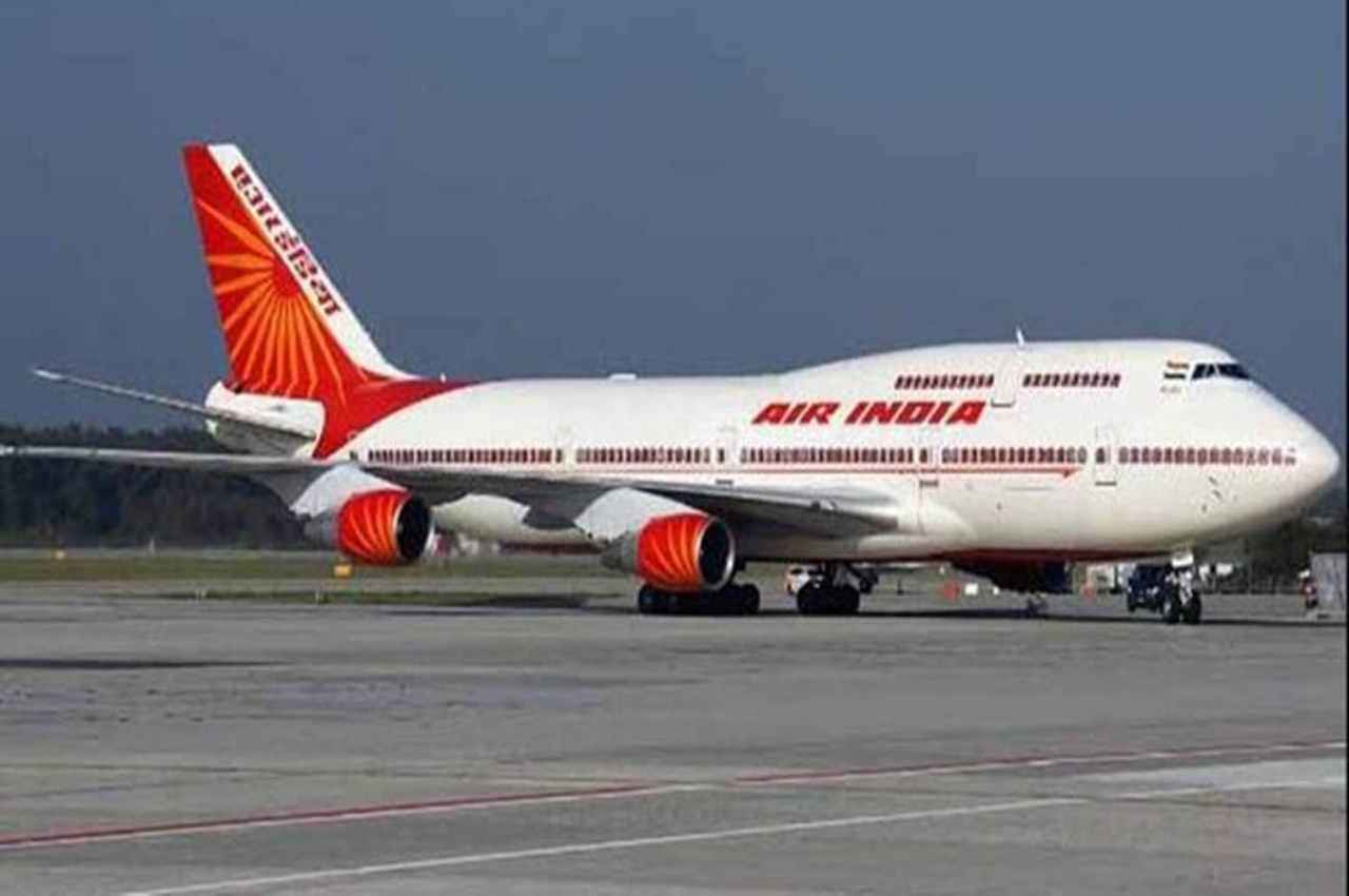 शिकागो एयरपोर्ट पर फंसे 300 यात्री, पैसेंजर्स बोले- हमें नहीं पता कब दिल्ली पहुंचेंगे?