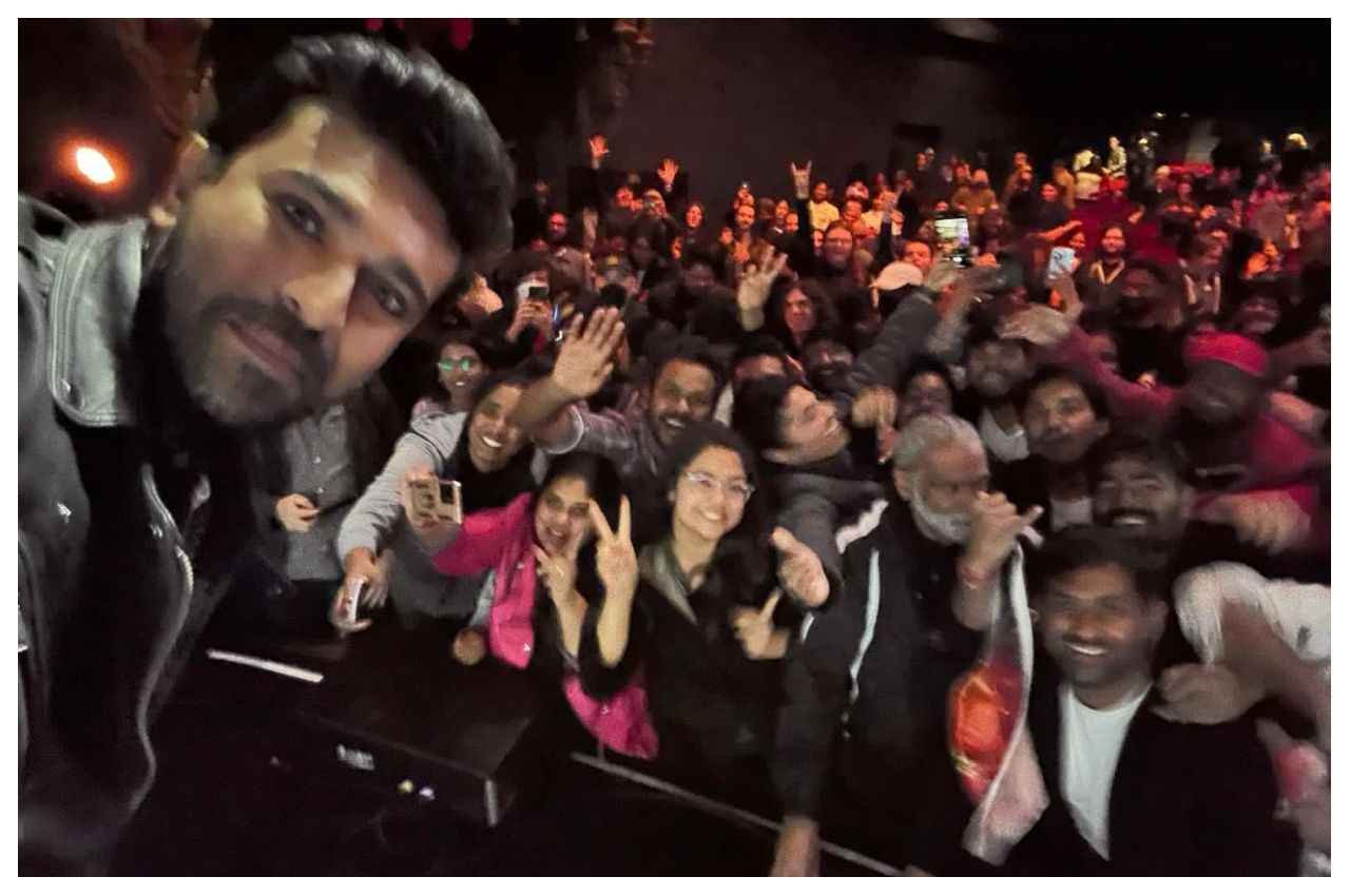 In Pics: अमेरिका में राम चरण की 'RRR' सेल्फी, स्क्रीनिंग में क्रेजी हुए फैंस