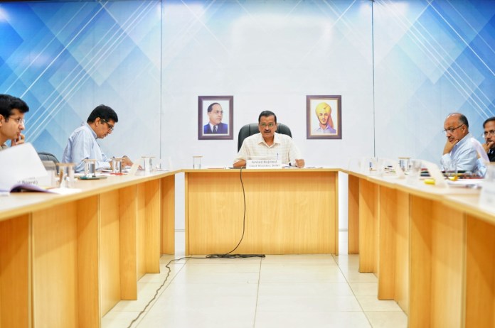 जल बोर्ड अधिकारियों के साथ बैठक करते सीएमअरविंद केजरीवाल