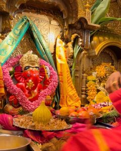 Priyanka Chopra visits Siddhivinayak Temple