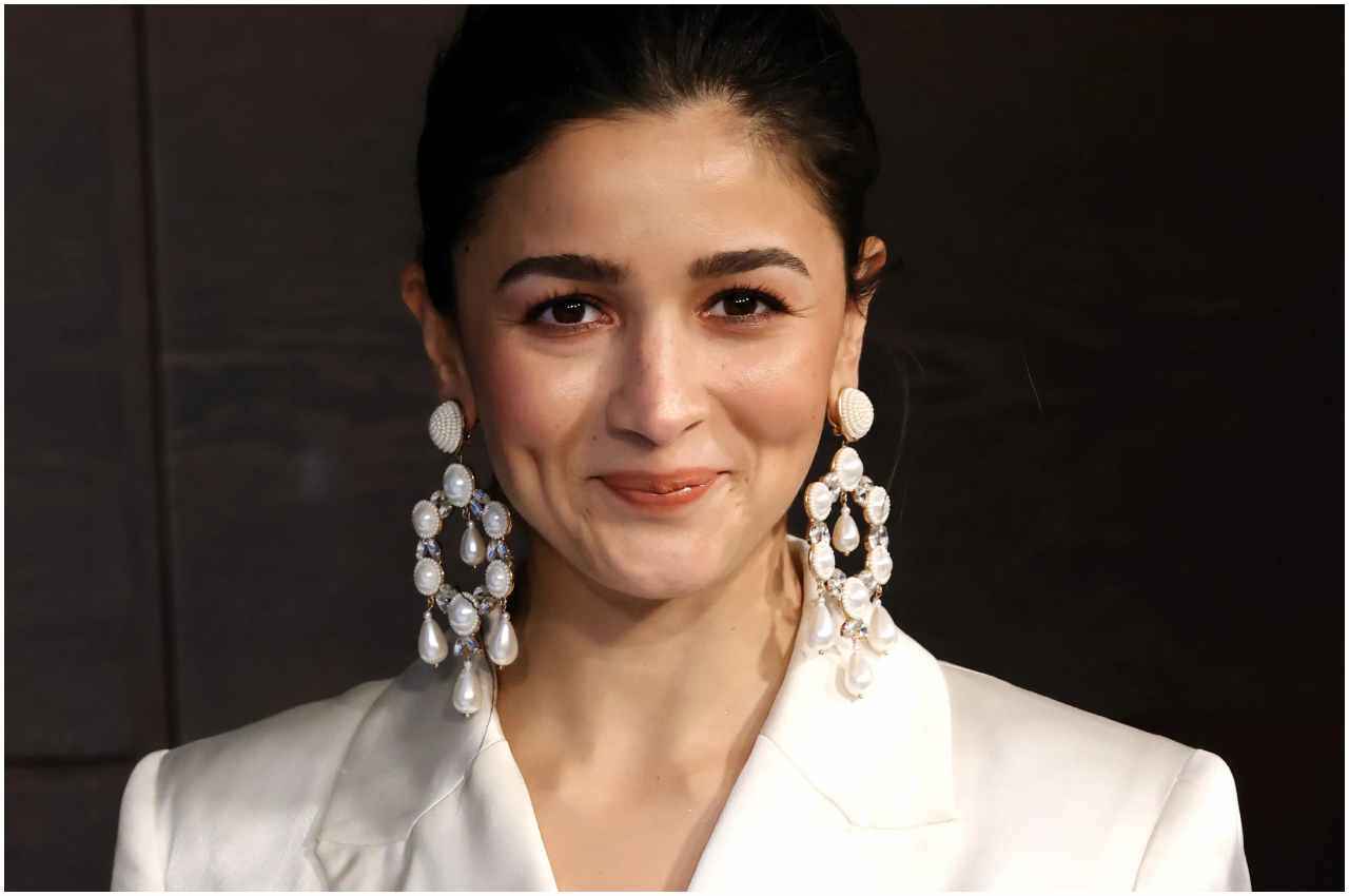 Alia Bhatt: आलिया भट्ट ने मुंबई में खरीदा आलिशान घर, कीमत करोड़ों में, बहन को भी 2 फ्लैट कर चुकी हैं गिफ्ट