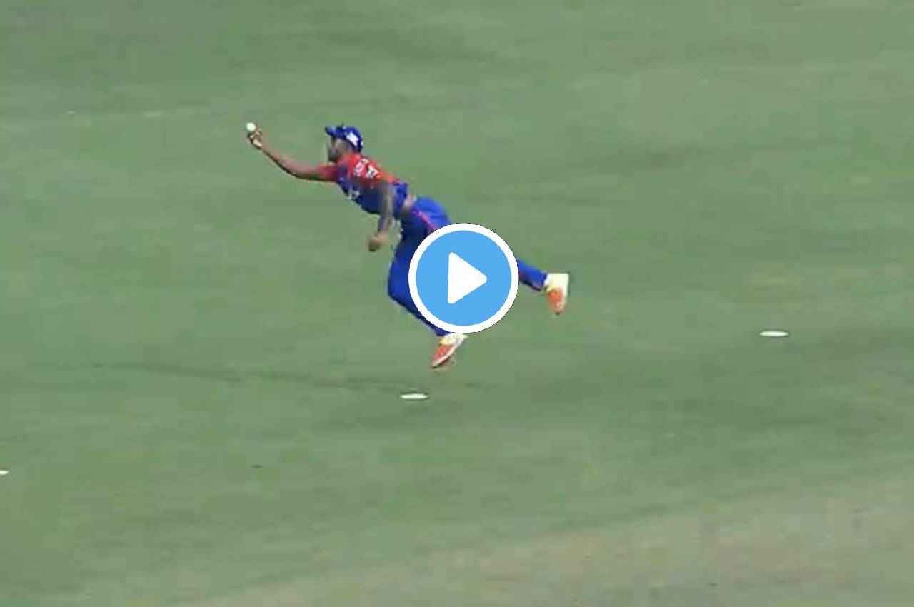 RCB vs DC: Aman Khan ने हवा में उछलकर एक हाथ से पकड़ा Faf du Plessis का हैरतअंगेज कैच, देखें video