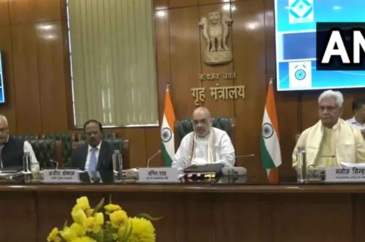 जम्मू-कश्मीर में सुरक्षा स्थिति पर अमित शाह की हाई लेवल मीटिंग, एलजी और NSA भी हुए शामिल
