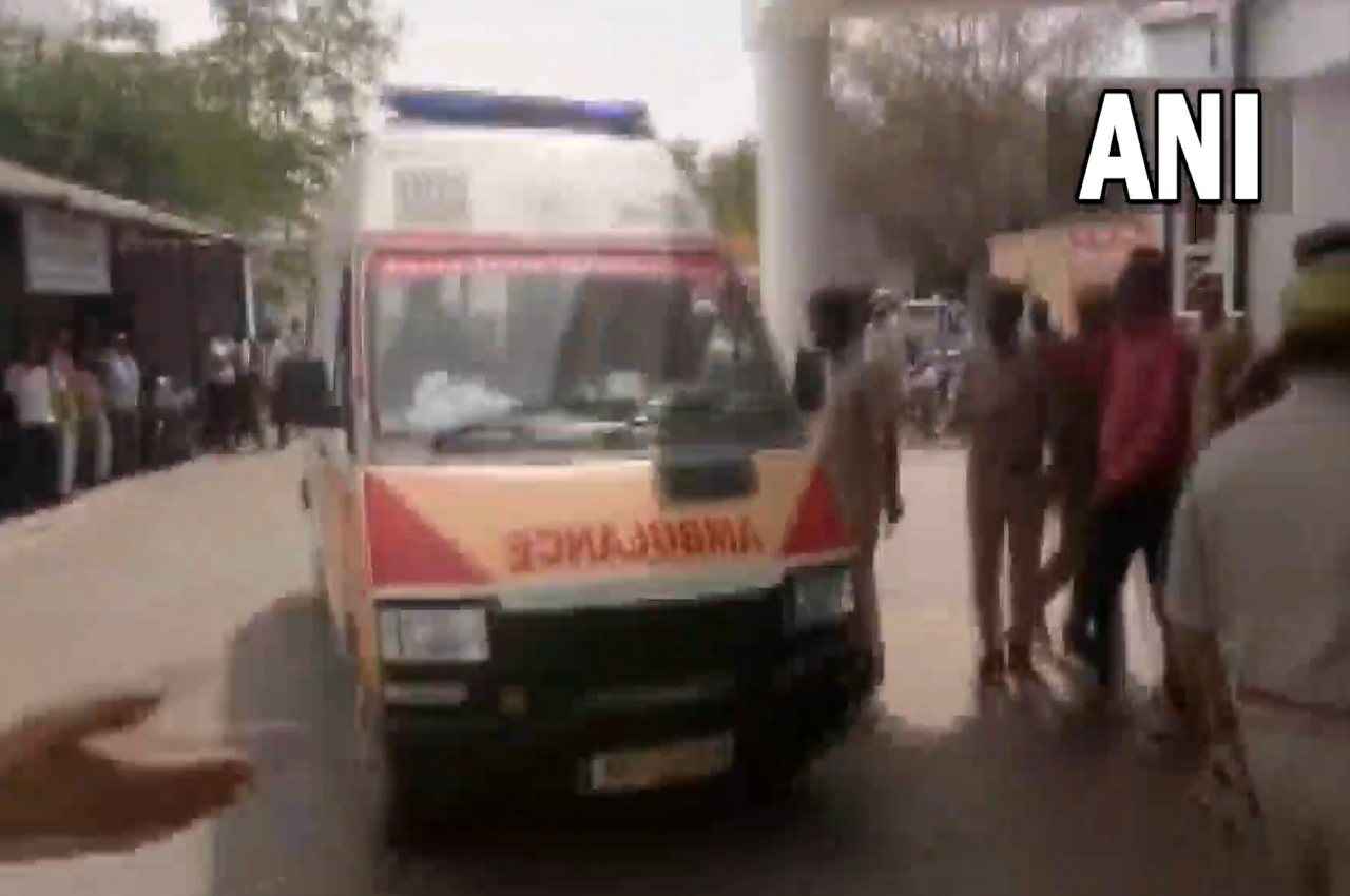 Asad Encounter in Jhansi: असद और गुलाम के पास से मिले ये विदेशी हथियार, 42 राउंड फायरिंग के बाद STF ने किया ढेर
