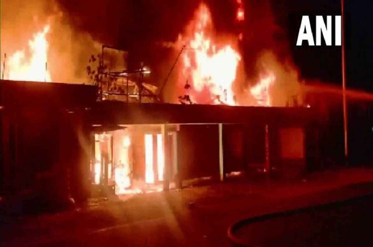 Assam Market Fire: असम के रामपुर बाजार में लगी भीषण आग, 7 से 8 दुकानें जलकर खाक