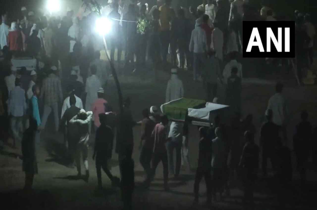 Atiq Ashraf Murder: अतीक और अशरफ कसारी-मसारी कब्रिस्तान में दफन, जनाजे में पहुंचे दोनों नाबालिग बेटे