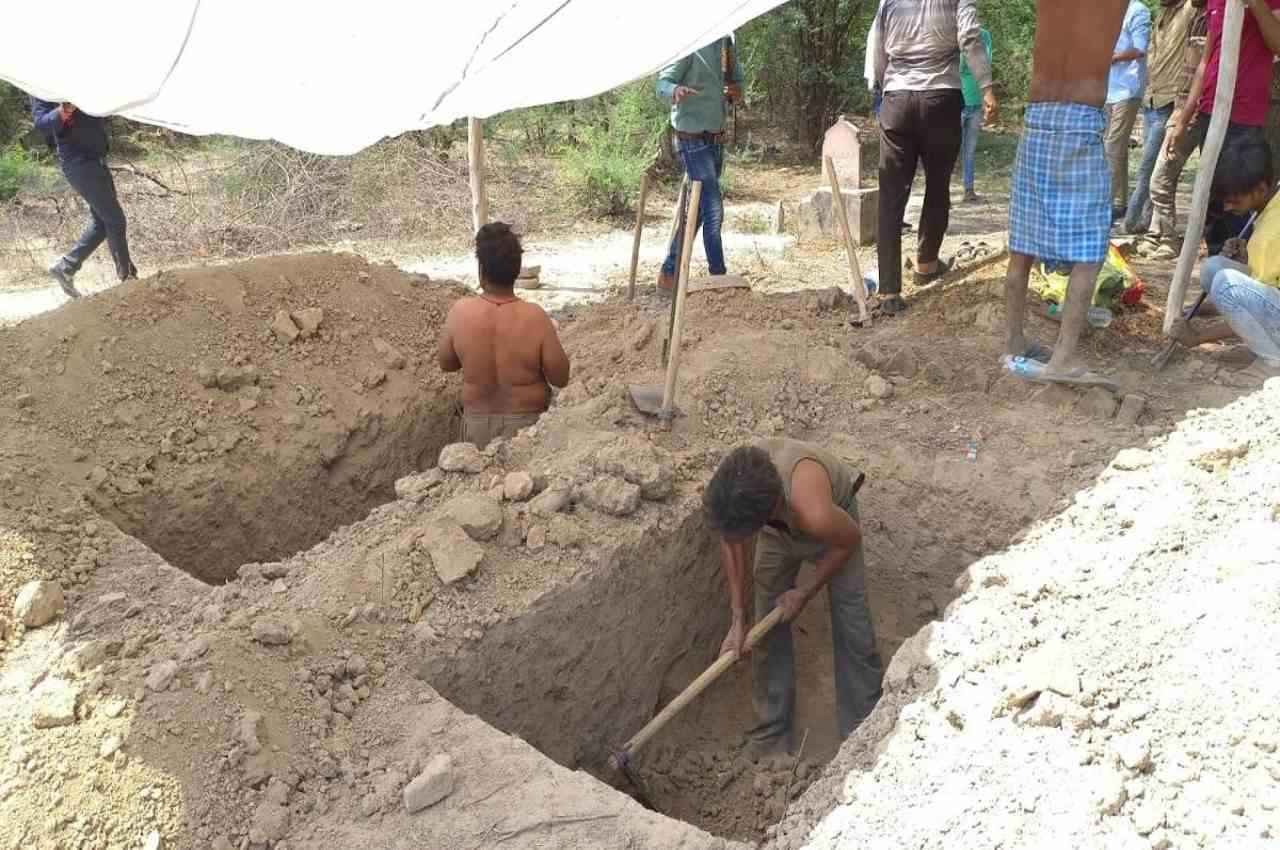 Atiq Ashraf Murder, Graves, Kasari Masari kabristan, Prayagraj News, UP News