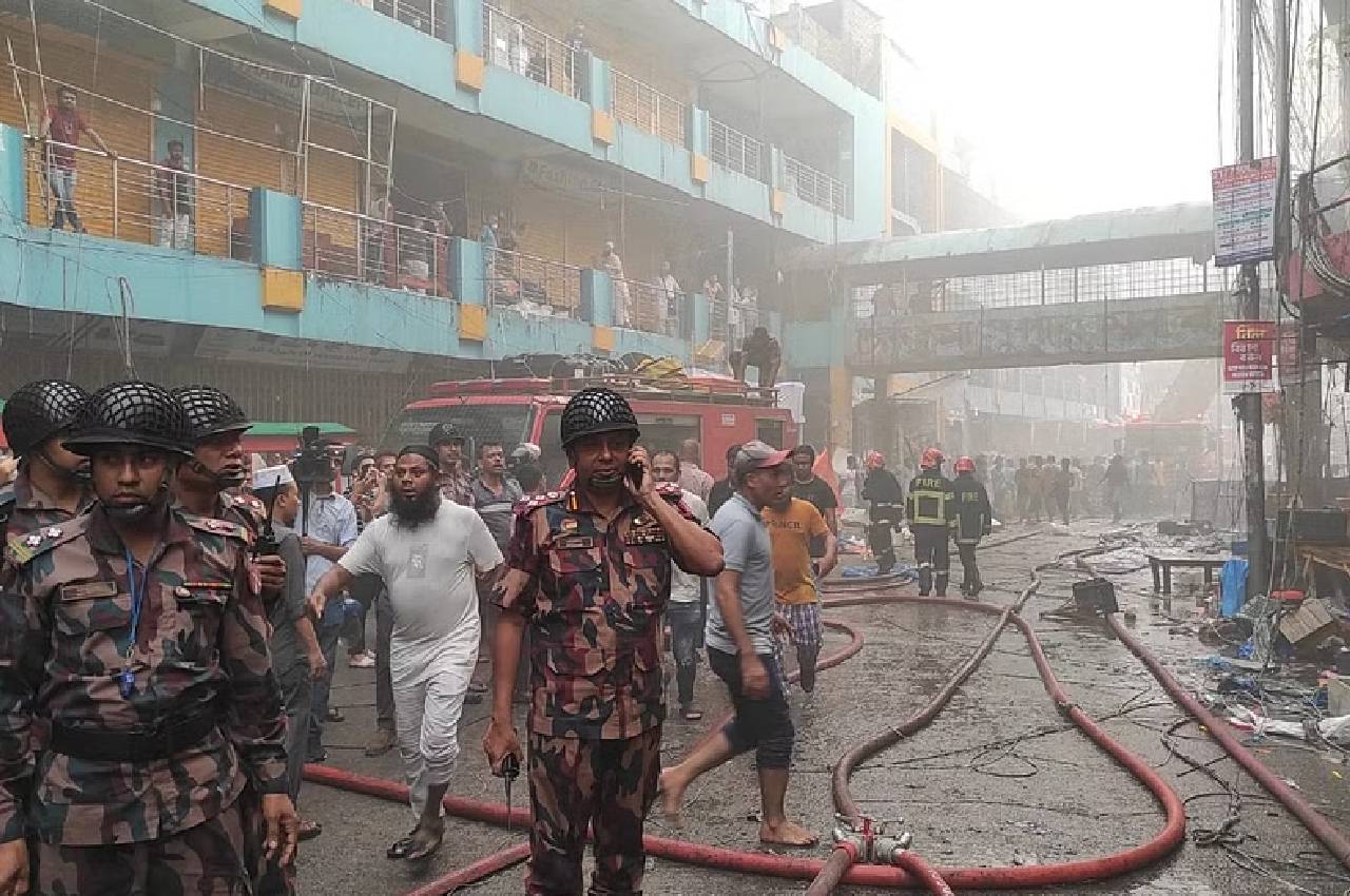 Bangladesh shopping centre, dhaka fire, bangladesh, dhaka shopping mall fire