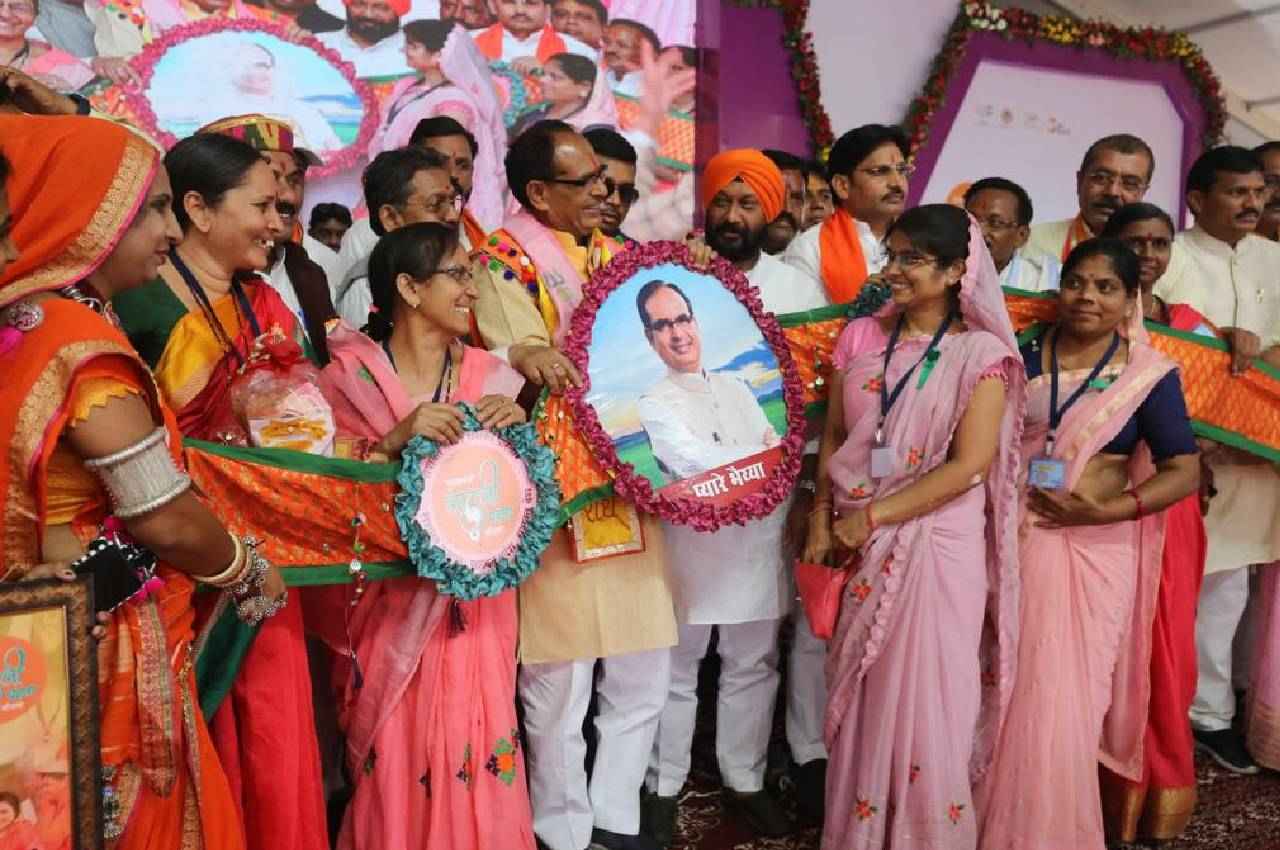 CM शिवराज बोले-लाडली बहना योजना लागू करके मेरा जीवन सफल, मुख्यमंत्री को भेट की गई 221 फीट की राखी