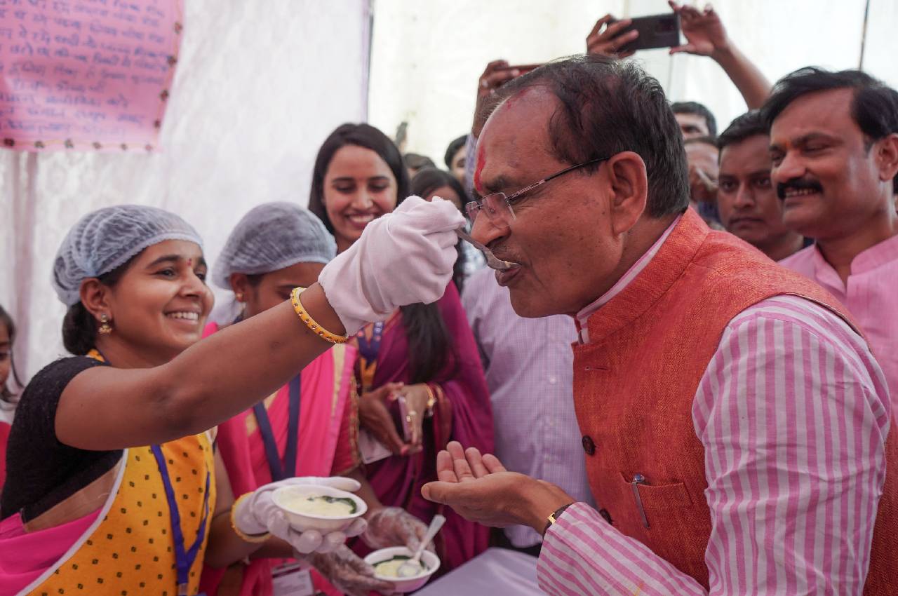 CM Shivraj Singh Chouhan sang a song in Khandwa