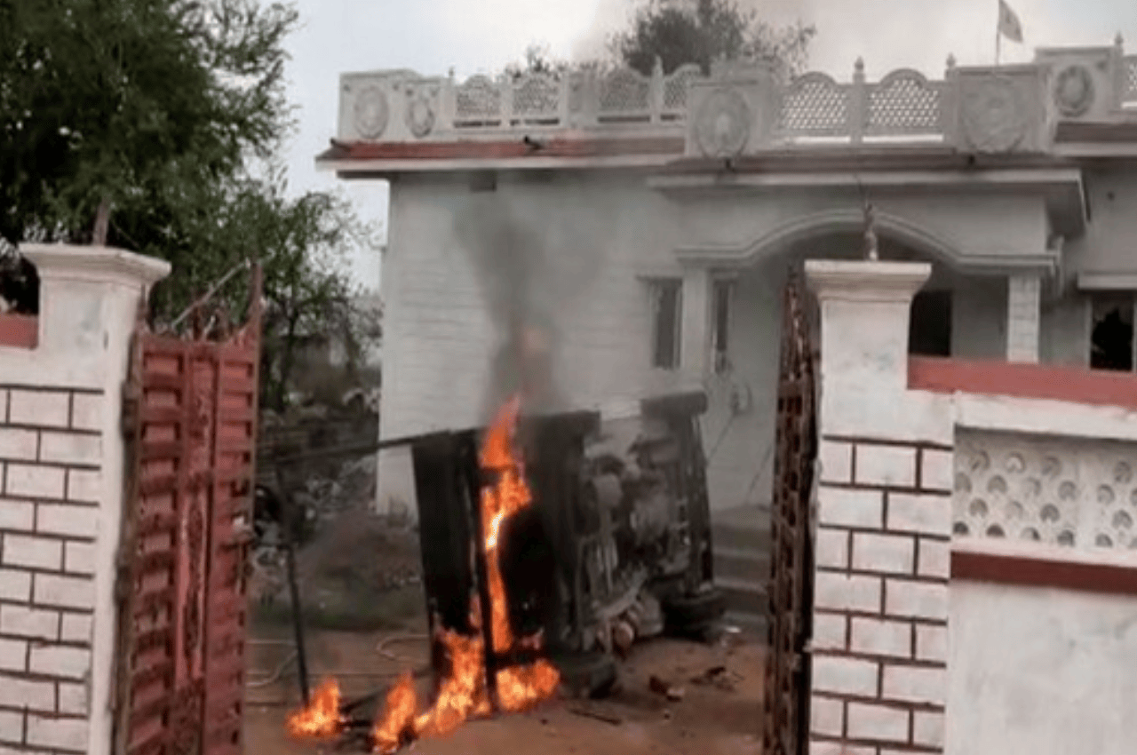 छत्तीसगढ़ के बेमेतेरा में खूनी संघर्ष, पथराव में तीन पुलिसकर्मी घायल, भीड़ ने गाड़ियों में लगाई आग, एक की मौत