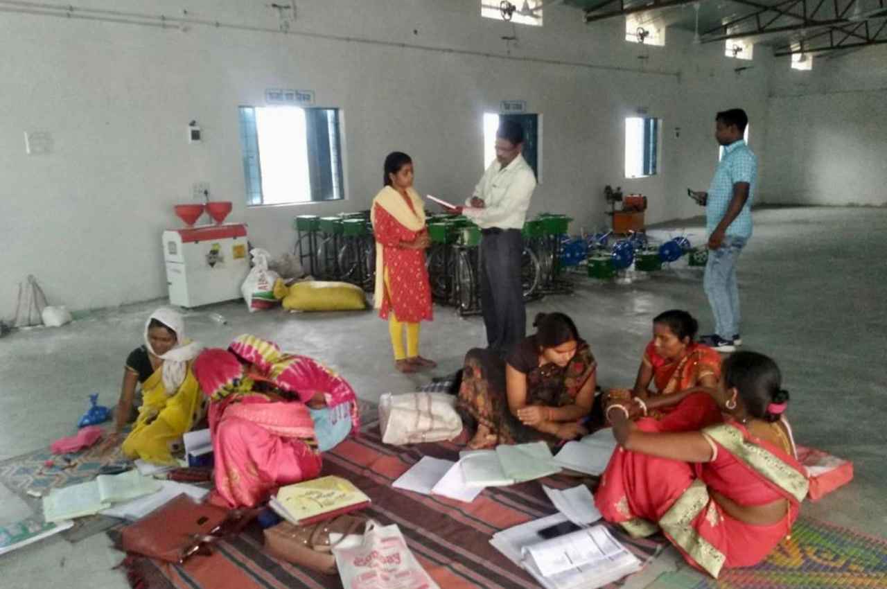 Chhattisgarh: रीपा के माध्यम से महिलाएं हो रहीं आत्मनिर्भर, तेल मशीन, दाल मिल और पोल फेंसिंग यूनिट से महिलाओं की बढ़ी आमदनी