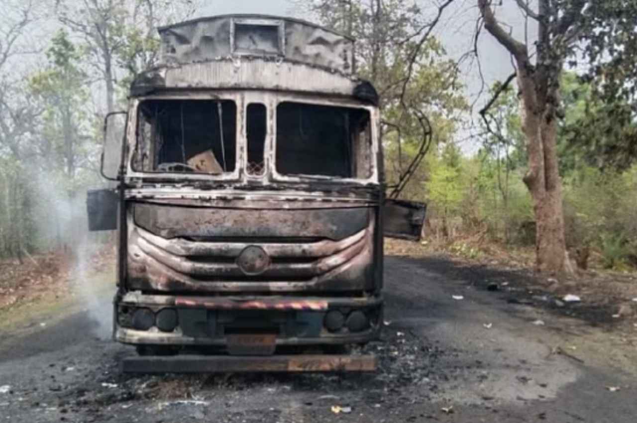 नारायणपुर में नक्सलियों का तांडव, ट्रक में लगाई आग, बैनर भी लगाए