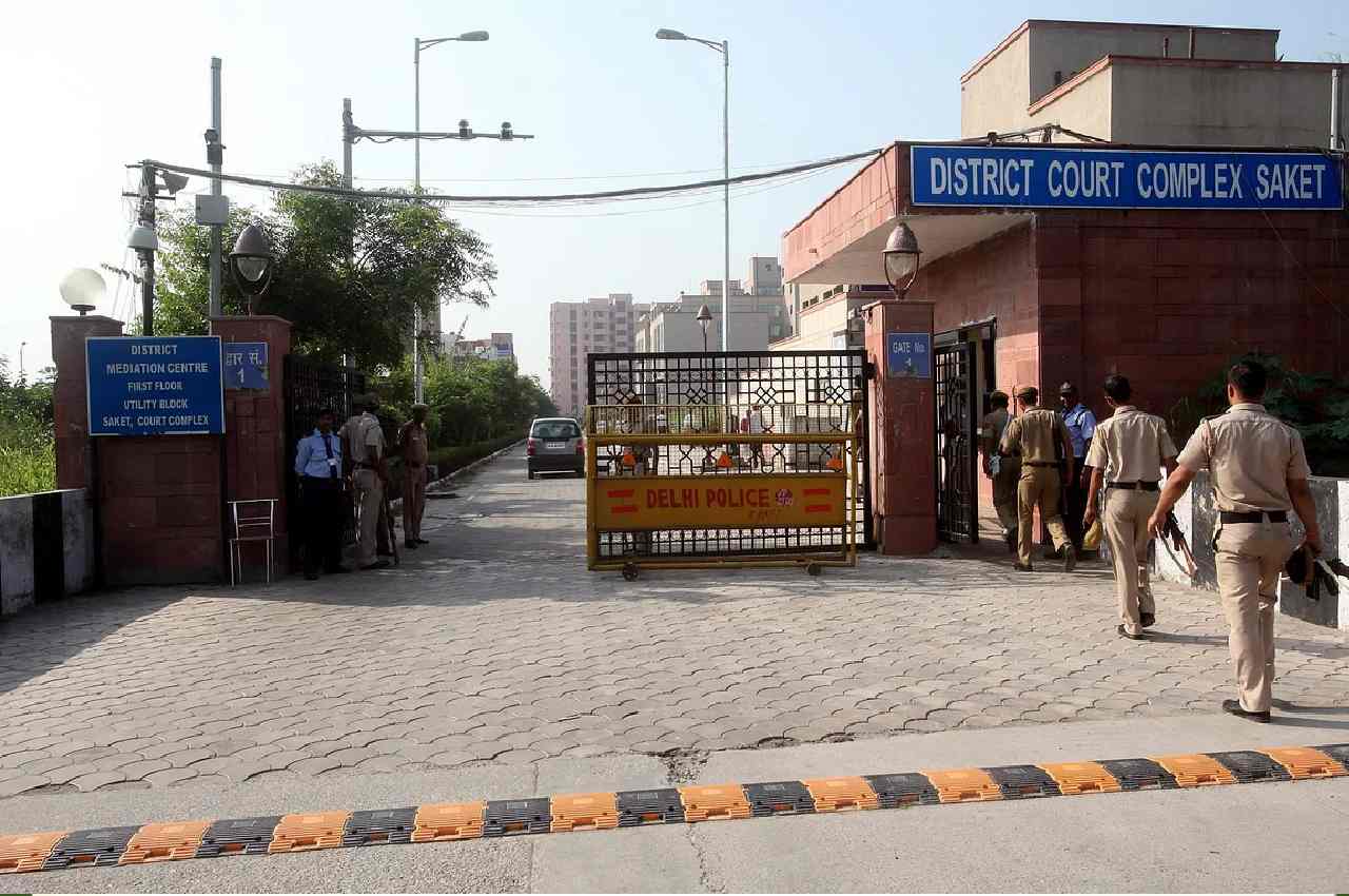 Delhi Crime, firing at Saket court, firing On girl, delhi police