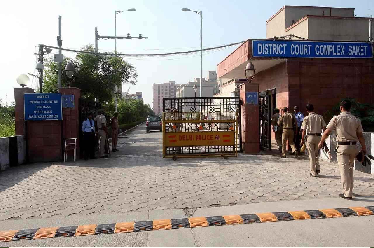Delhi Crime, firing at Saket court, firing On girl, delhi police