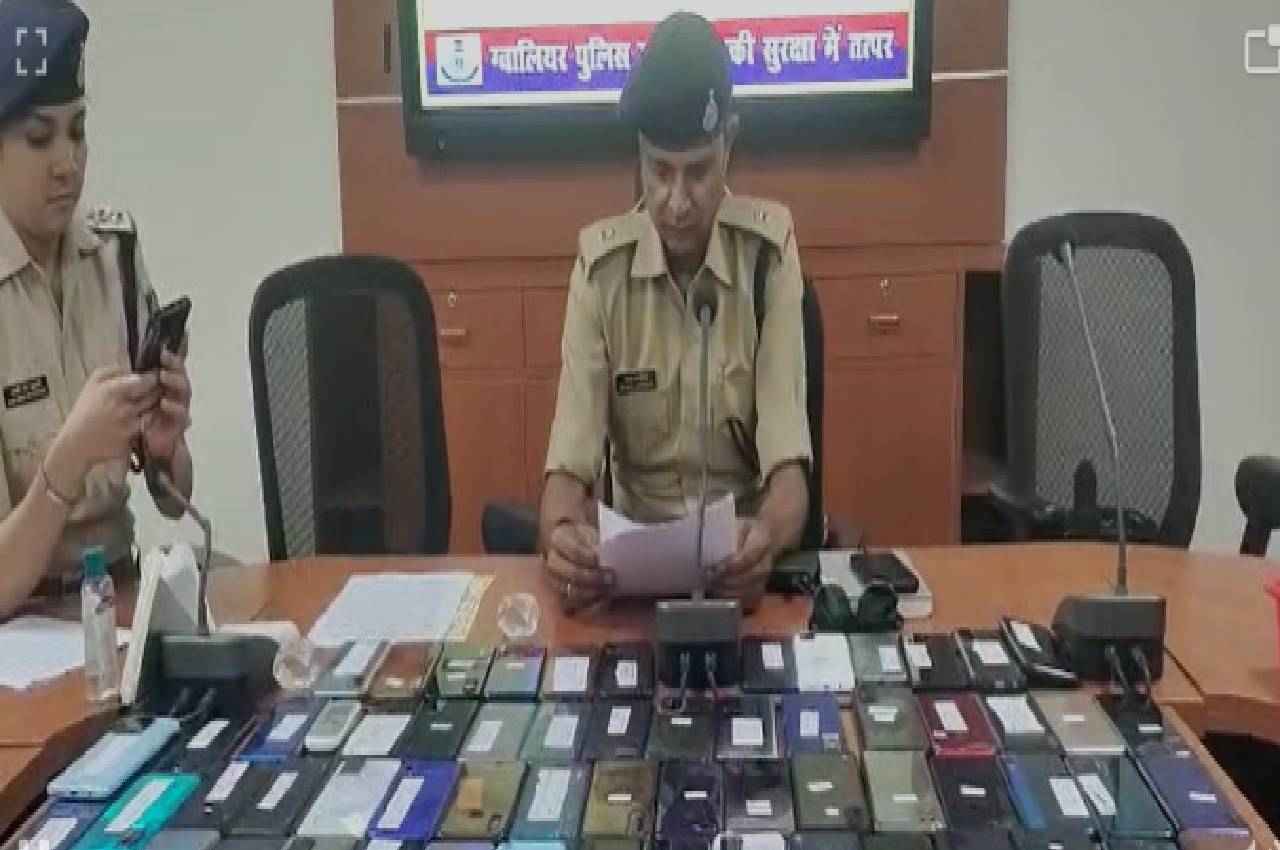 मोबाइल मिले, चेहरे खिले, MP पुलिस 2 महीने में गुम हुए 101 लोगों के मोबाइल लौटाए