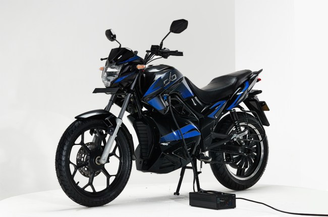 Hop Oxo driving range, Hop Oxo price, ev bikes, bikes under 1 lakhs