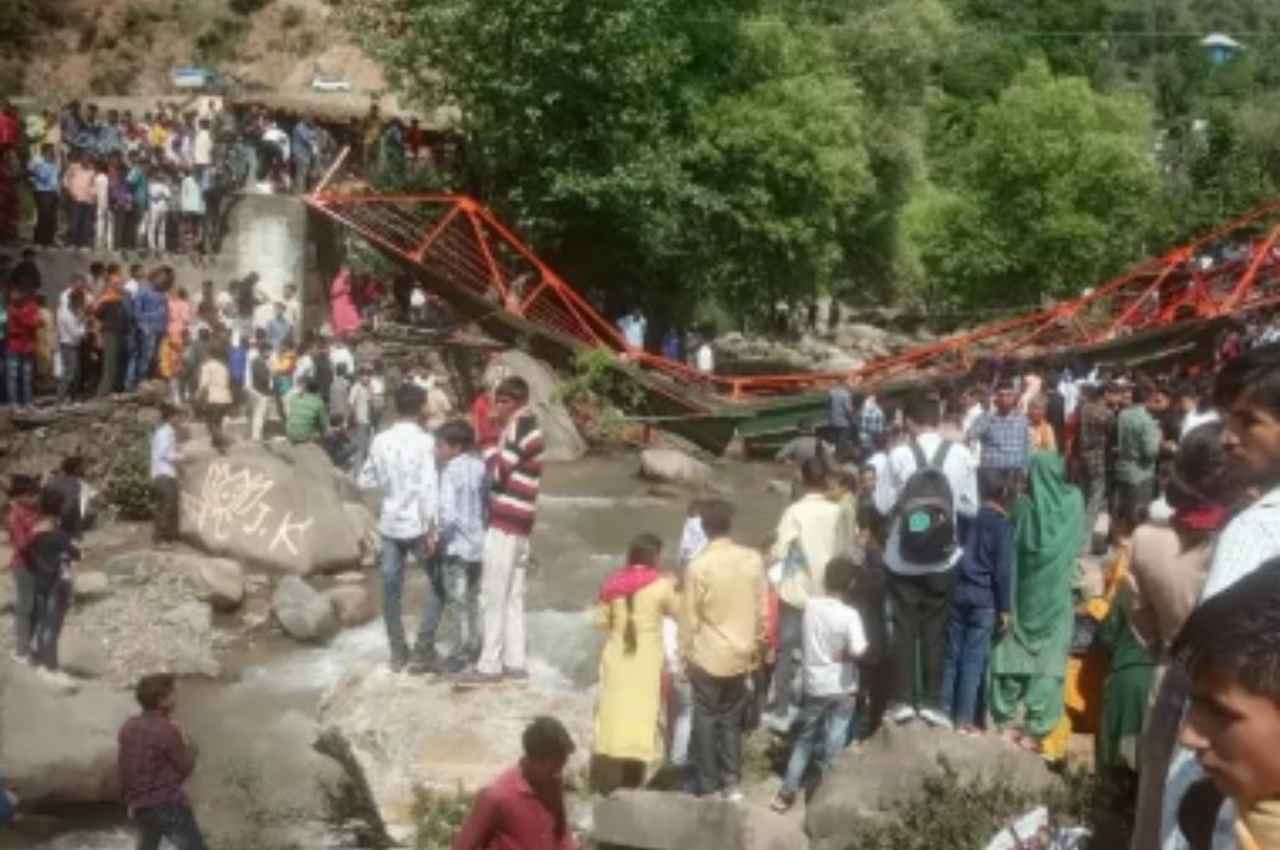 जम्मू-कश्मीर के उधमपुर में टूटा पुल, 50 से ज्यादा लोग घायल