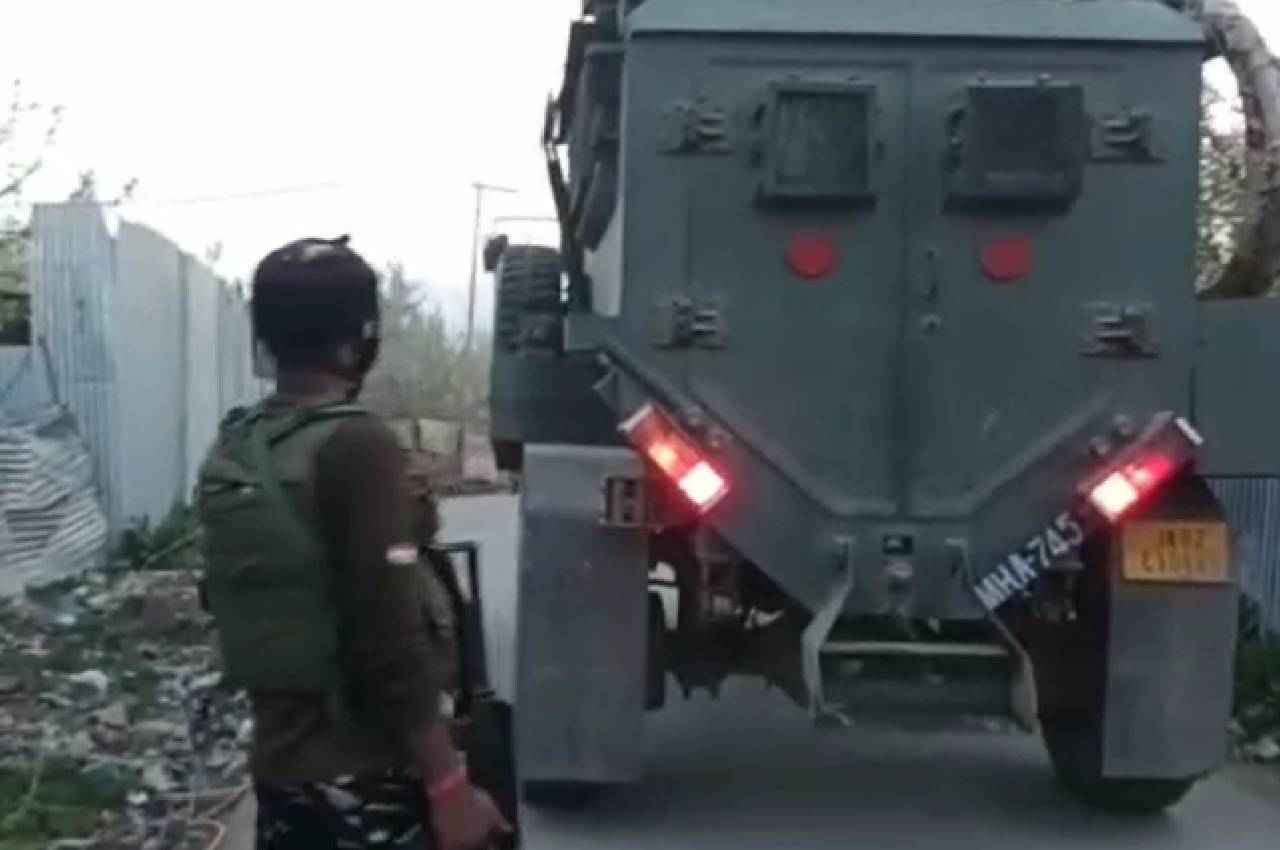 Jammu-Kashmir: शोपियां में मुठभेड़ में फंसे आतंकी भाग निकले, 13 घंटे बाद सर्च ऑपरेशन बंद