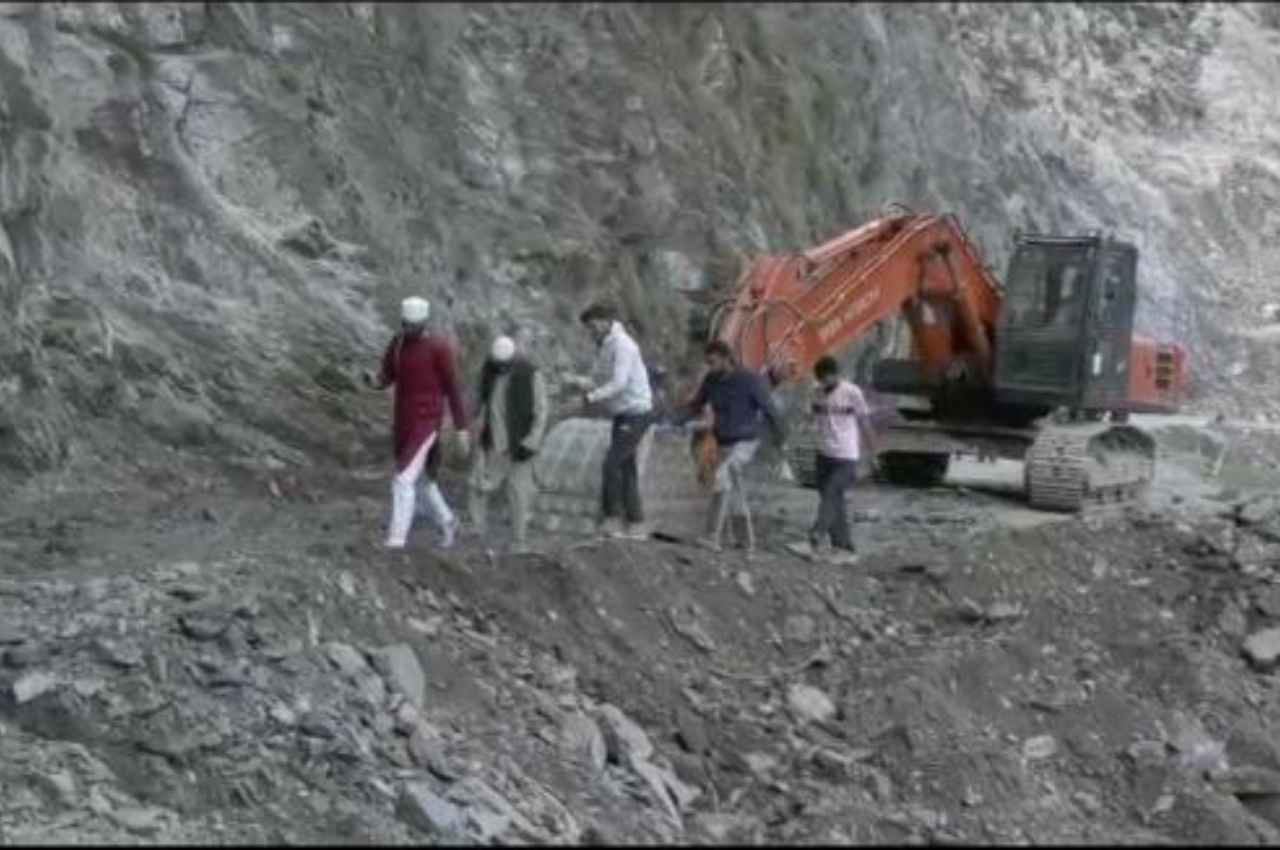जम्मू-कश्मीर के रामबन जिले में नई आफत, सड़क का एक हिस्सा धंसने से 30 हजार लोग प्रभावित
