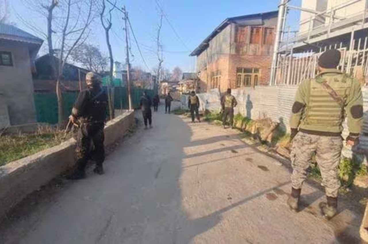जम्मू-कश्मीर: बारामूला में पुलिस हिरासत से फरार हुए लश्कर के 2 आतंकवादी, तलाशी अभियान जारी