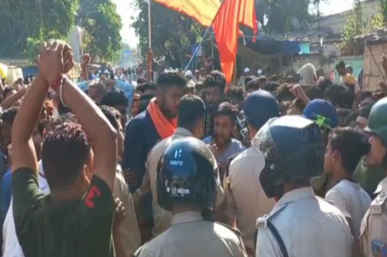 Jharkhand News: साहिबगंज में हनुमान जी की प्रतिमा क्षतिग्रस्त करने के बाद बवाल, पुलिस ने किया लाठीचार्ज
