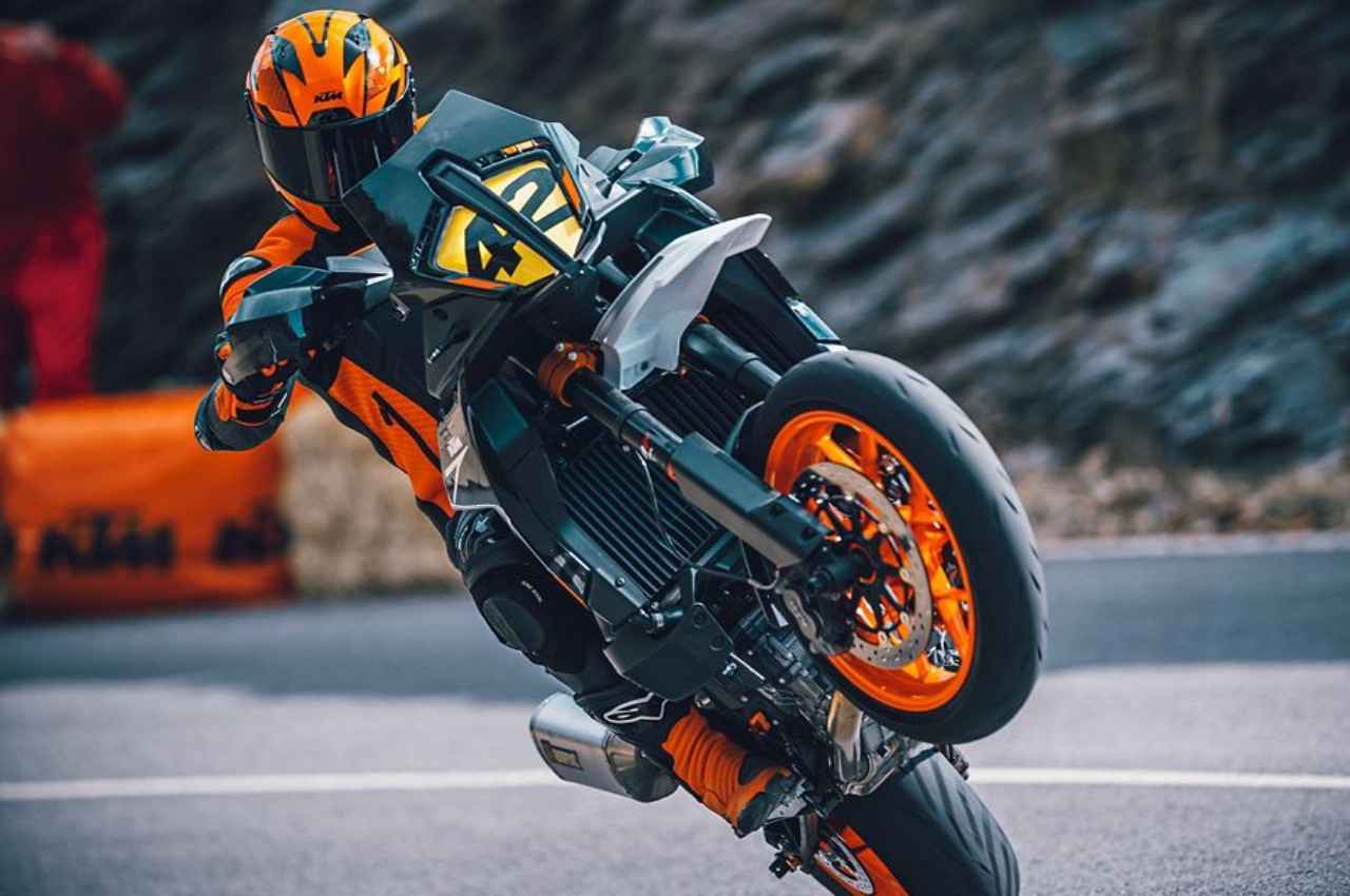 KTM 890 SMT: स्पीड के दीवानों की बाइक KTM का नया वर्जन 890 SMT लॉन्च, जानें कीमत