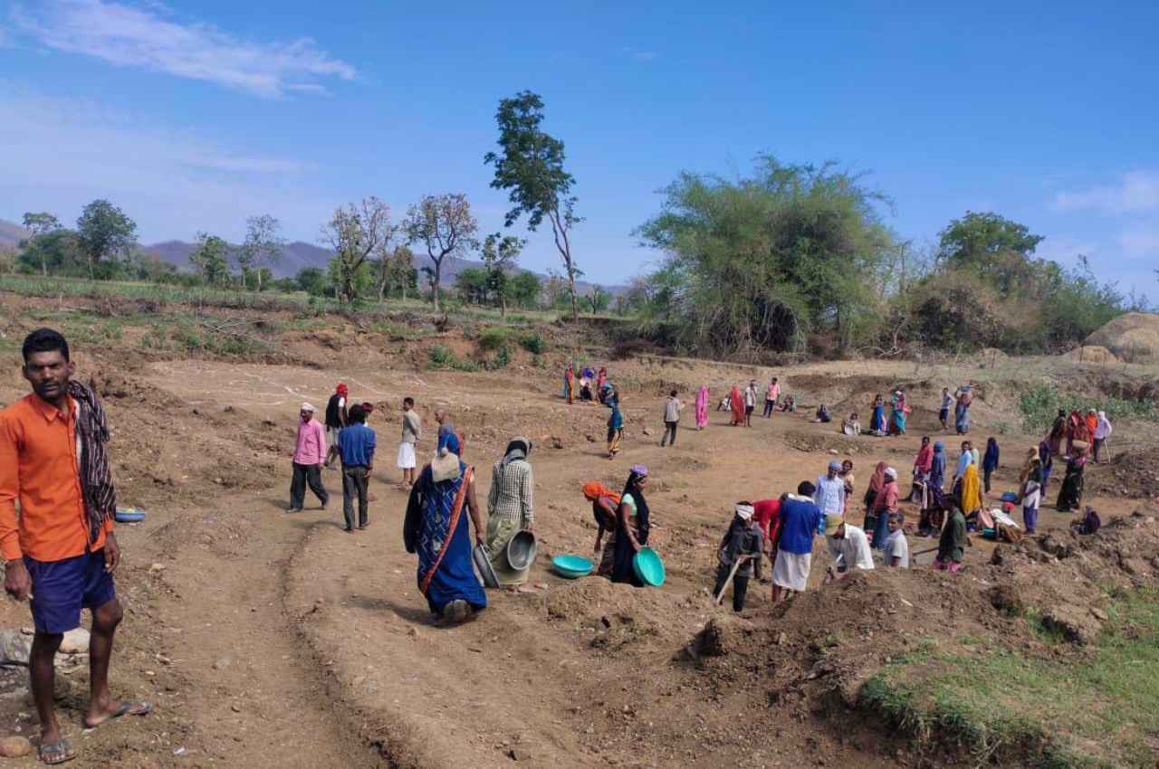 ग्रामीणों को रोजगार देने में कबीरधाम जिला राज्य में प्रथम स्थान पर, नरेगा योजना से जिले के ग्रामीण हो रहे लाभान्वित