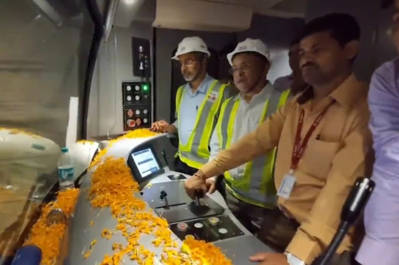 देश में पहली बार पानी के नीचे दौड़ी मेट्रो ट्रेन, कोलकाता ने दूसरी बार रचा इतिहास, रोमांचित कर देगा VIDEO